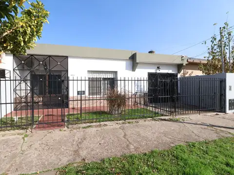 VENTA CASA CUATRO AMBIENTES CON TERRENO LLAVALLOL