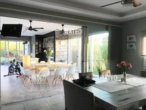 Casa en Venta con 2 cocheras