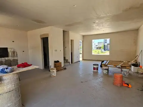 Casa 4 ambientes con 2 baños