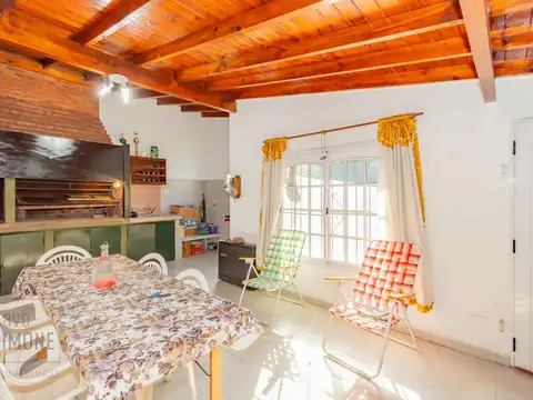 Casa en Venta con 2 cocheras