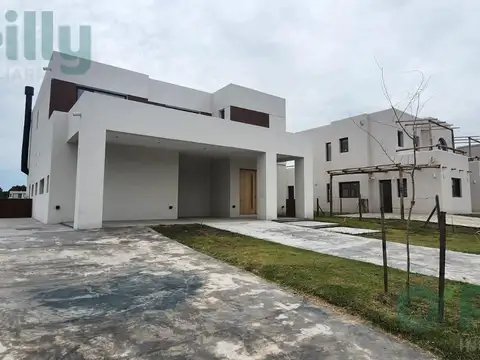 Casa en venta a la laguna en el Barrio Santa Ana, Villanueva. Tigre. A estrenar