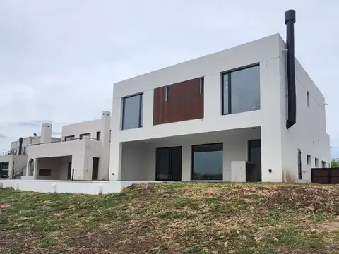 Casa en venta a la laguna en el Barrio Santa Ana, Villanueva. Tigre. A estrenar