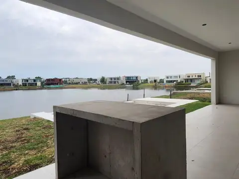Casa en venta a la laguna en el Barrio Santa Ana, Villanueva. Tigre. A estrenar