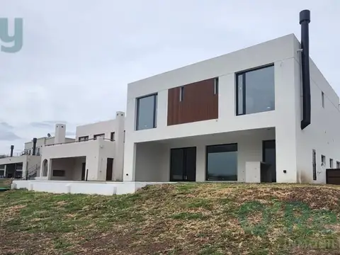 Casa en venta a la laguna en el Barrio Santa Ana, Villanueva. Tigre. A estrenar