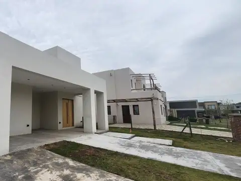 Casa en venta a la laguna, Barrio Santa Ana, Villanueva. Tigre