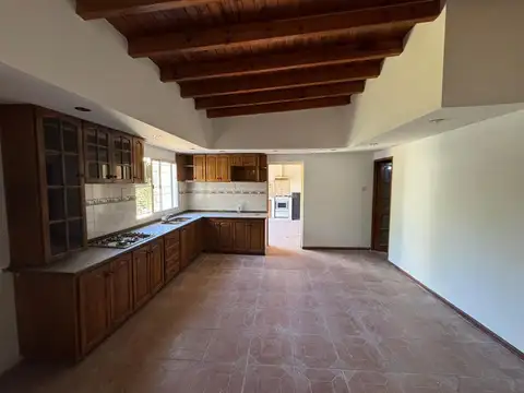 Casa 4 ambientes con 2 baños