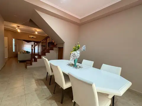 Casa 5 ambientes con 3 baños