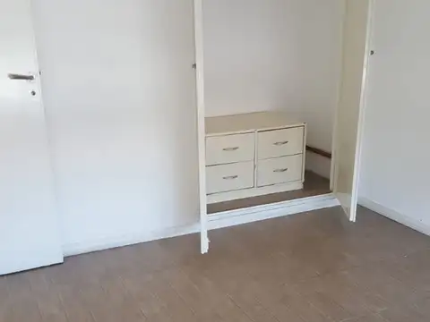 Excelente piso de 2 dormitorios, living, comedor, balcón, terraza exclusiva, lavadero, cuarto de servicio - Excelente zona y listo para habitar - Metrobus Calchaqui