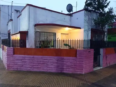 Casa en venta - 3 Dormitorios 1 Baño - 120Mts2 - Bernal Este