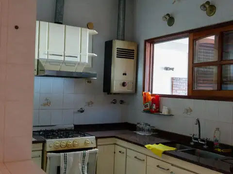 AMPLIA CASA EN 7 JEFES, A METROS DE COSTANERA