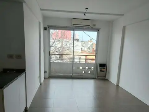2 AMB. AMPLIOS - EXCLUSIVA COCHERA FIJA- AL FRENTE CON BALCON Y MUCHA LUZ - ORIENTACION NORESTE -