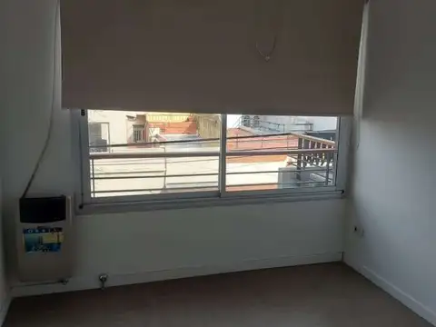 2 AMB. AMPLIOS - EXCLUSIVA COCHERA FIJA- AL FRENTE CON BALCON Y MUCHA LUZ - ORIENTACION NORESTE -