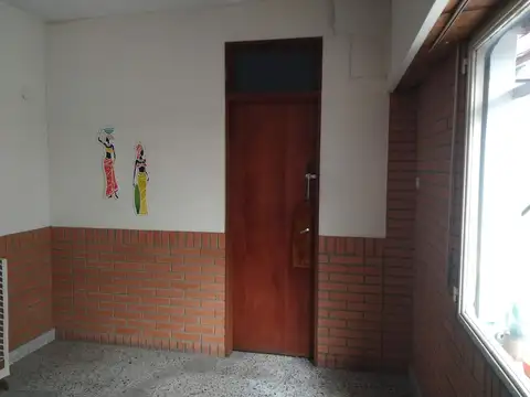 Casa 6 ambientes con 2 baños