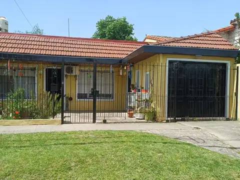 CASA 3 AMB EN VENTA EN DON TORCUATO CON JARDÍN