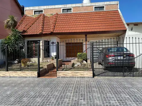 CASA DE TRES AMBIENTES CON PILETA, PARQUE .