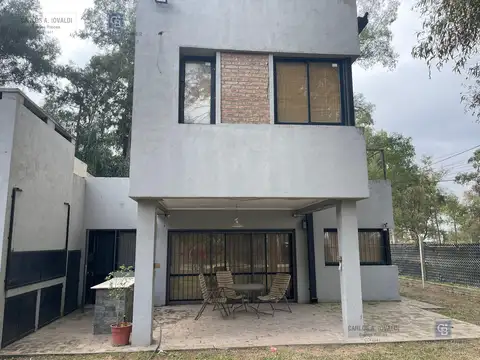 Casa 6 ambientes con 2 baños