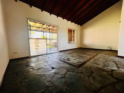 Casa venta en Carlos Keen Posib. de perm. por veh.