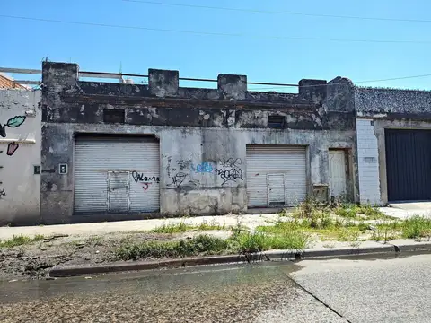 Propiedad con dos locales comerciales y departamento a terminar  en venta en Laferrere