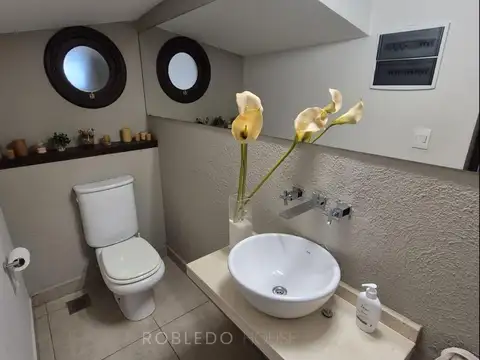 Casa en Alquiler con 2 cocheras