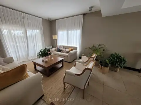 Casa en Alquiler en El Tipal, USD 2.300