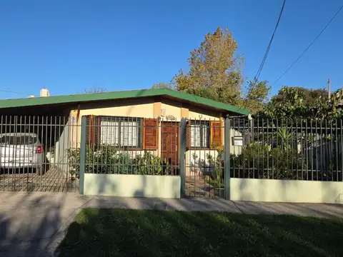 CASA CON GRAN TERRENO EN 3 DE FEBRERO