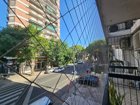 Oficina de 2 ambientes en un 1° piso al frente con balcon y con todos sus ventanales dando a la Av. Elcano 