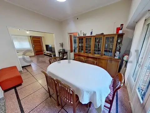 Casa 6 ambientes con 2 baños