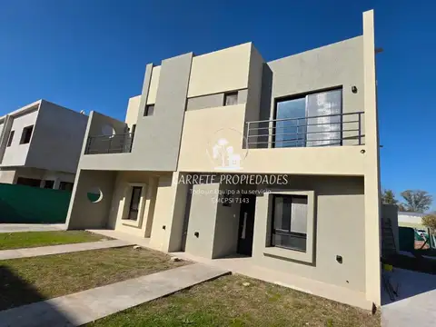 OPORTUNIDAD! Dúplex tipo Casa en Venta 5 ambientes. Springpark. Pilar 100