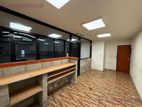 Importante local sobre Av. J.D. Perón, a metros de Av. Illia.