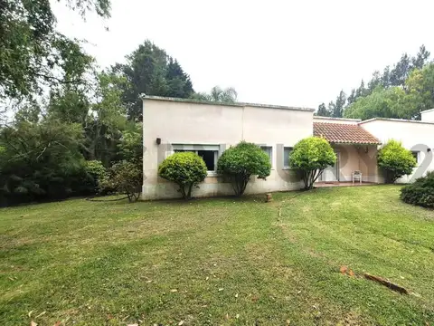 Venta  y/o Permuta Casa de 5 ambientes en Chacras de Uribelarrea.