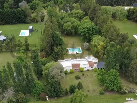 Venta  y/o Permuta Casa de 5 ambientes en Chacras de Uribelarrea.