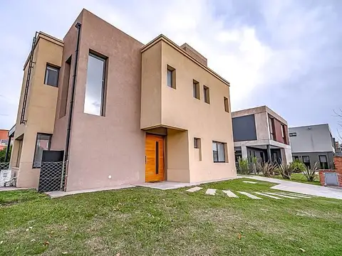 Casa en venta, Puertos del Lago. Bº Araucarias, 3 Dormitorios, Pileta, en cull de sac.