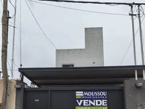 Casa en venta en calle 3 de Caballeria entre Montevideo y Peron 