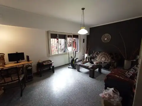 Casa 6 ambientes con 2 baños