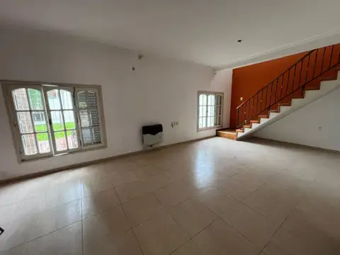 Casa 6 ambientes con 2 baños
