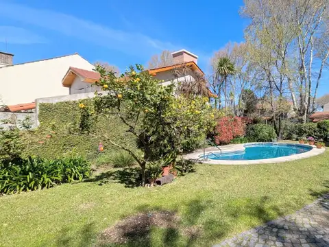 Casa en venta Villa Adelina P. Cisneros con Pileta