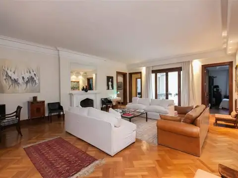 VENTA DE UN PISO ,9 AMPLIOS Y LUMINOSOO AMBIENTES  