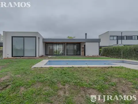 Casa 4 ambientes en  El Canton Golf - PG