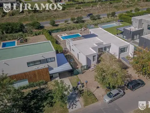 Casa en Venta con 2 cocheras