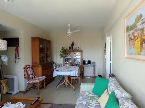 Departamento 3 ambientes en 4to piso con dos balcones. Vista libre