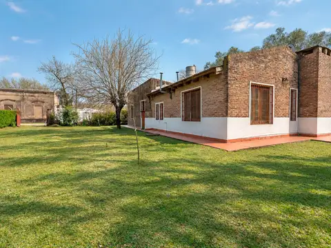 Casa Quinta VENTA en Carlos Keen sobre Lote 4.800 m2
