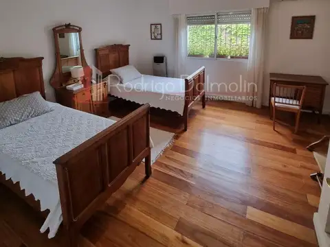 Casa en Venta con 3 cocheras
