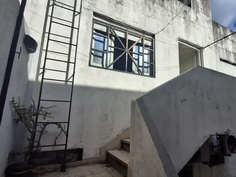 Excelente ubicacion 2amb al frente sobre cuenca totalmente a reciclar SIN EXPENSAS