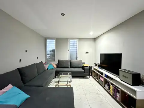 Casa en Alquiler con 3 cocheras