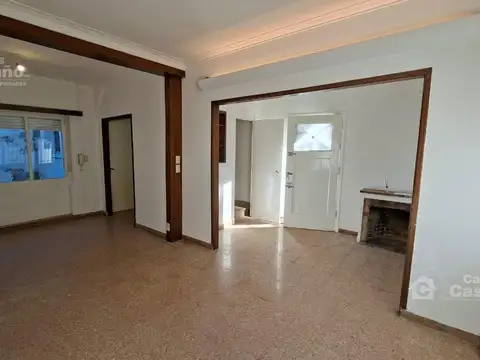 Casa en 2 Plantas, PH al Contrafrente, 5 Amb. con Patio, Parrilla y Garaje Para 6 Autos