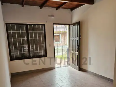 Venta PH al frente en esquina tipo casa 3 ambientes con patio y terraza. Bernal 