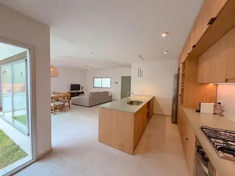 Casa de Pasillo única en venta Lourdes, Rosario  3 dormitorios con patio y pileta