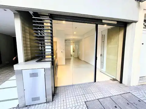 Local comercial vidriado al frente en planta baja - San Lorenzo 2000