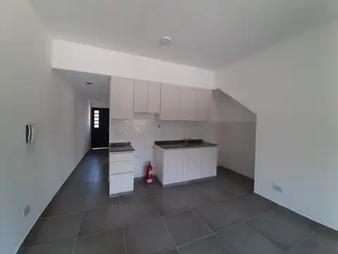 ¡Retasado! EXCELENTE DEPARTAMENTO DE 2 AMBIENTES con cochera y patio.