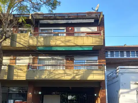 Martínez: Impecable Depto de 2 Amb con Cochera Ubicado a 2 Cuadras de Av. con Piscina y Jardín.